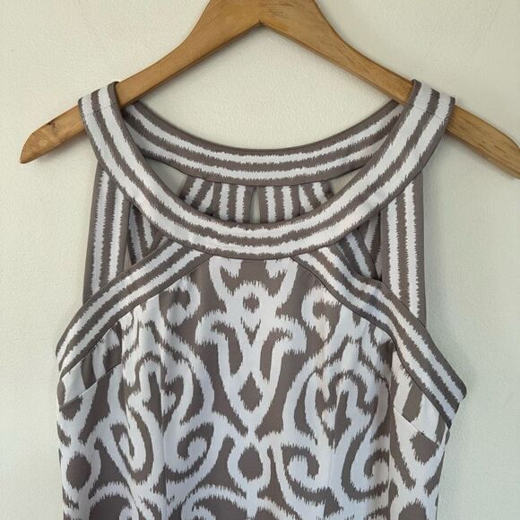Gretchen Scott Designs Women’s Isosceles Arabesque Taupe and White Sleeveless Je - Picture 5 of 10